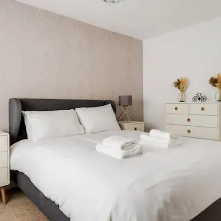 Villa Newly Renovated House Near Trafford Centre Manchester Esterno foto
