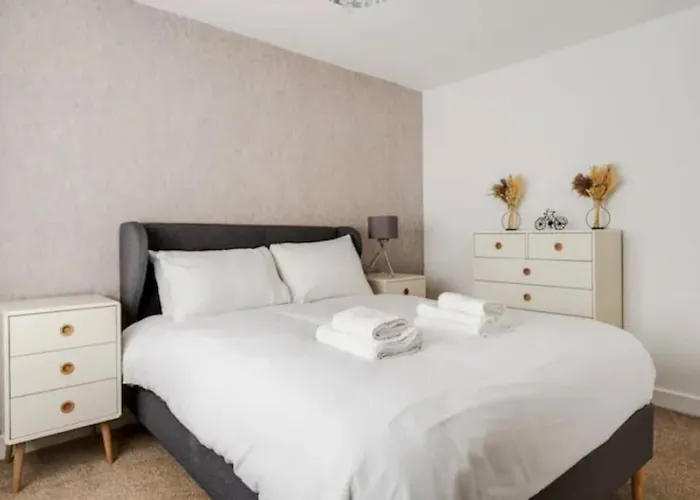 Newly Renovated House Near Trafford Centre