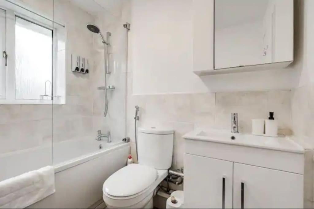 Newly Renovated House Near Trafford Centre Ferienhaus