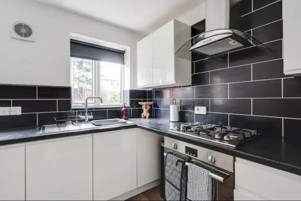 Newly Renovated House Near Trafford Centre Casa vacanze Manchester
