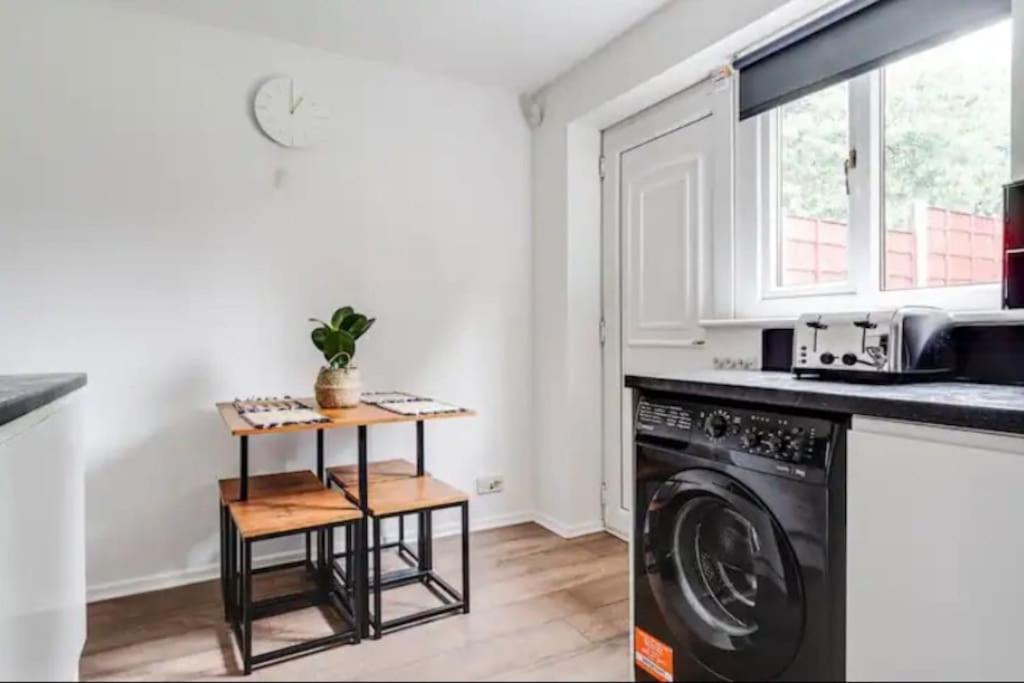 Casa vacanze Newly Renovated House Near Trafford Centre *